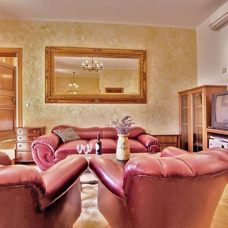 Holiday Home Sarita Sisan Luaran gambar