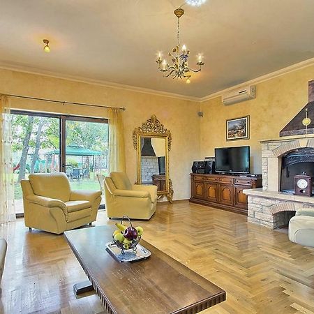 Holiday Home Sarita Sisan Luaran gambar