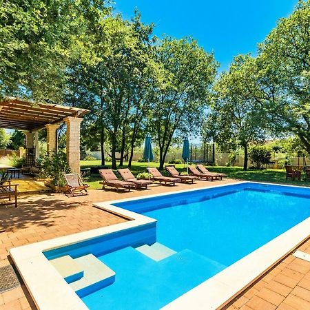 Holiday Home Sarita Sisan Luaran gambar