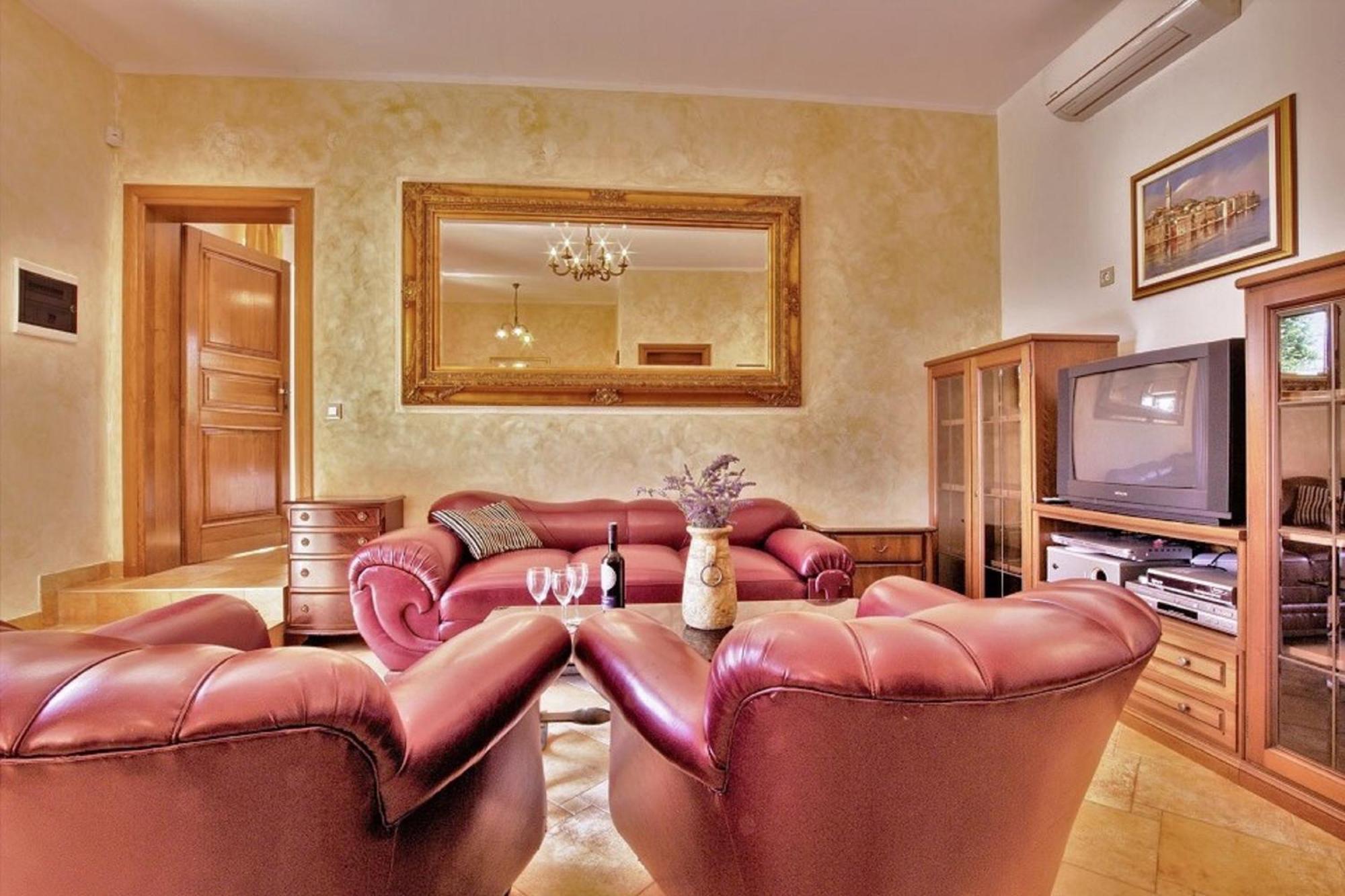 Holiday Home Sarita Sisan Luaran gambar