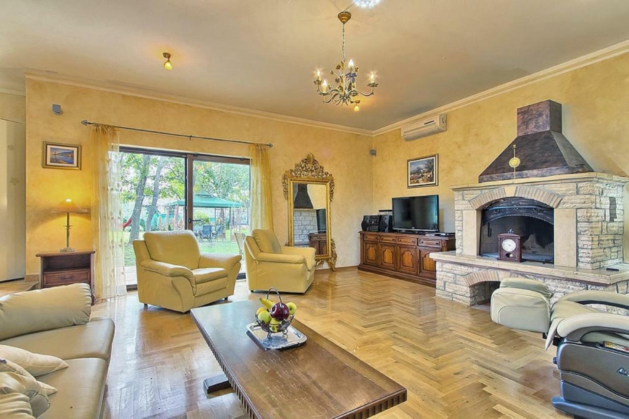 Holiday Home Sarita Sisan Luaran gambar