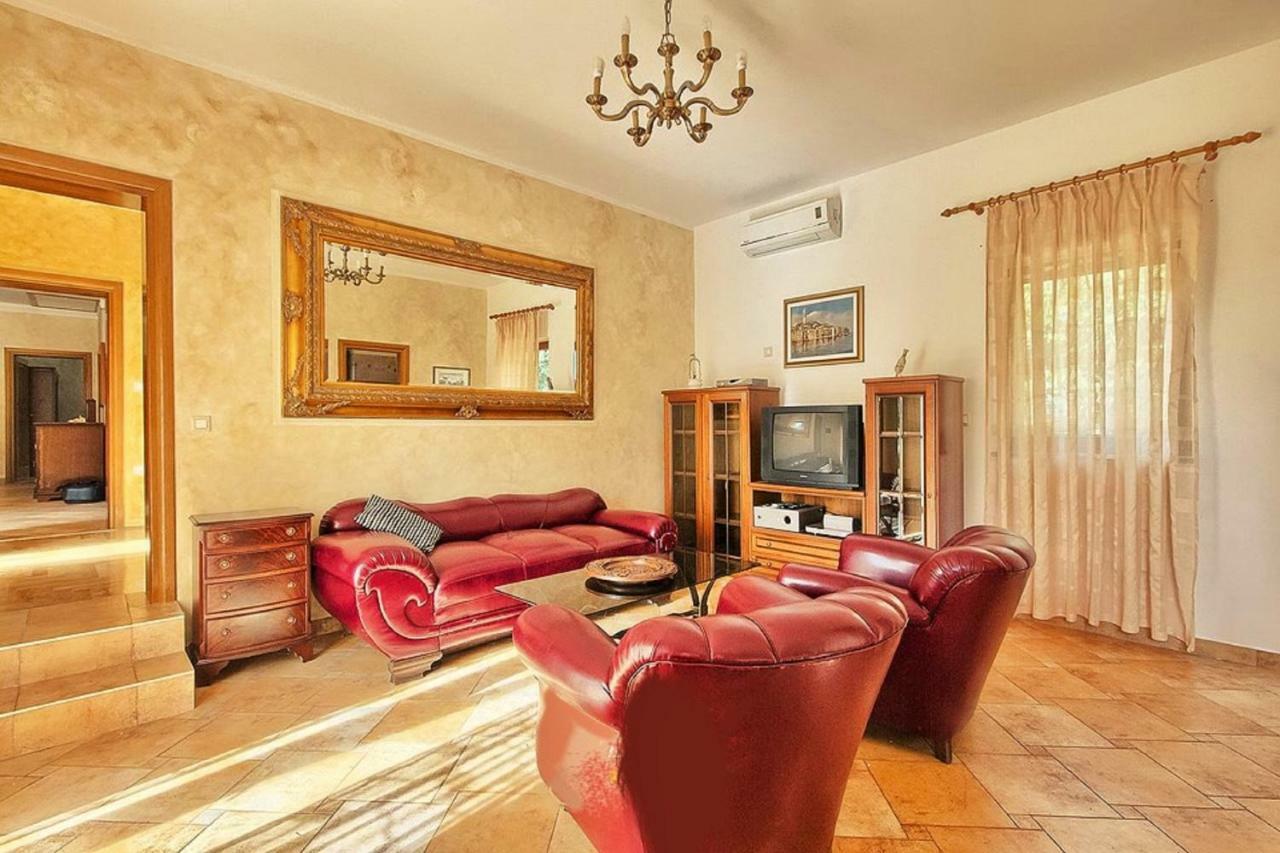 Holiday Home Sarita Sisan Luaran gambar