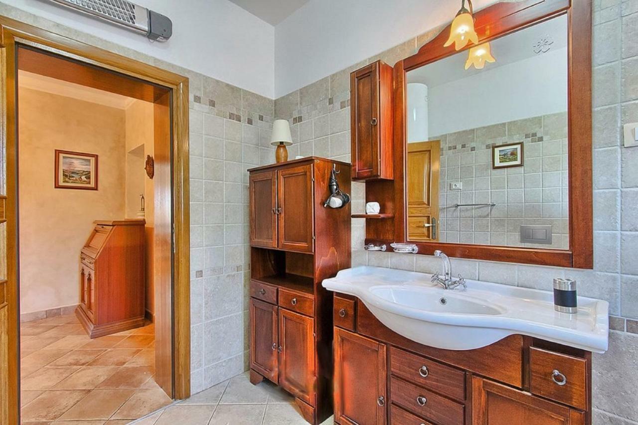 Holiday Home Sarita Sisan Luaran gambar