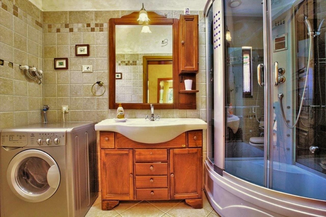 Holiday Home Sarita Sisan Luaran gambar