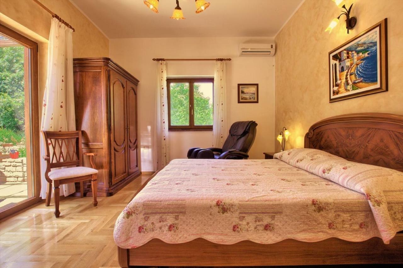 Holiday Home Sarita Sisan Luaran gambar