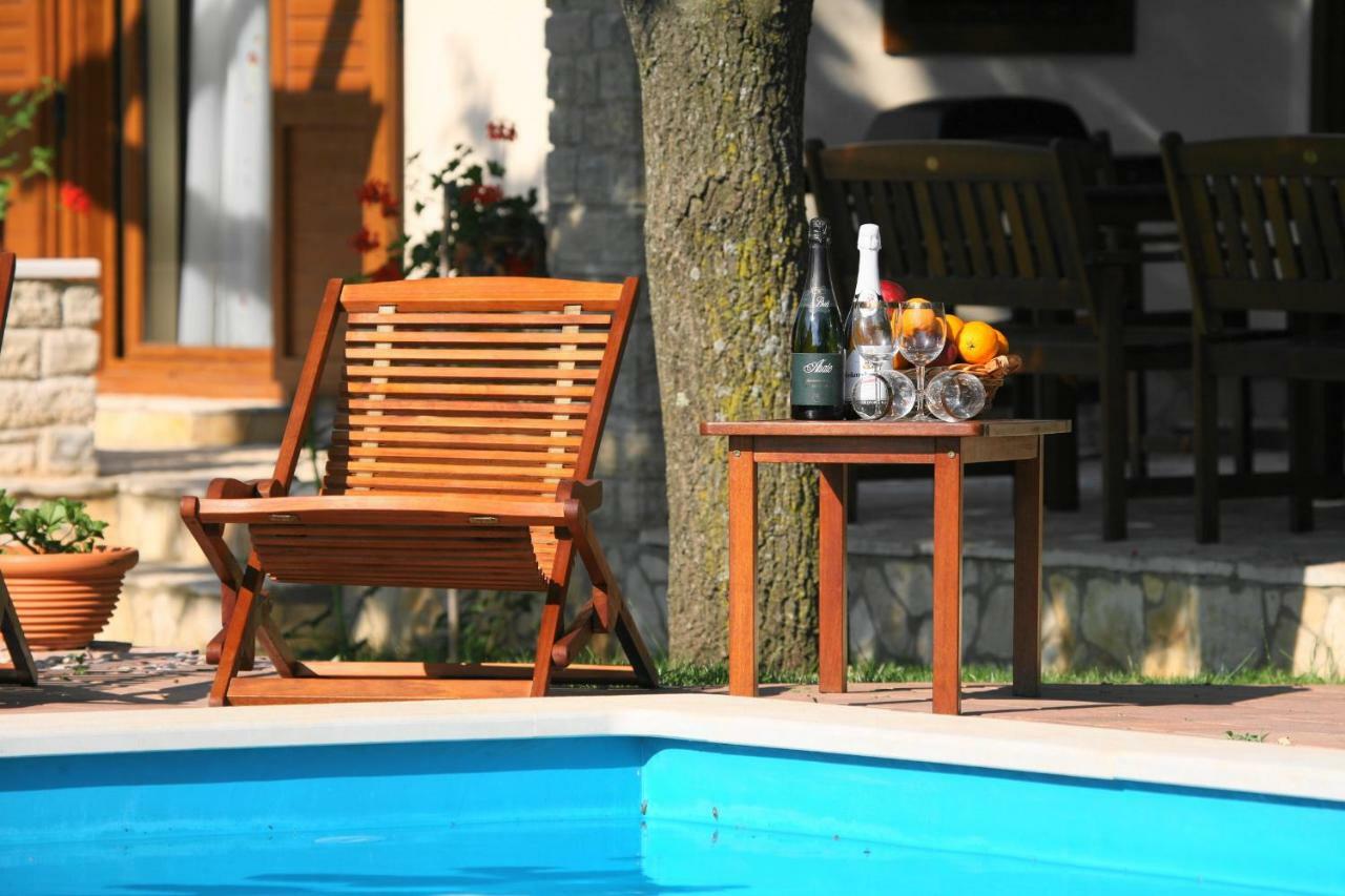 Holiday Home Sarita Sisan Luaran gambar