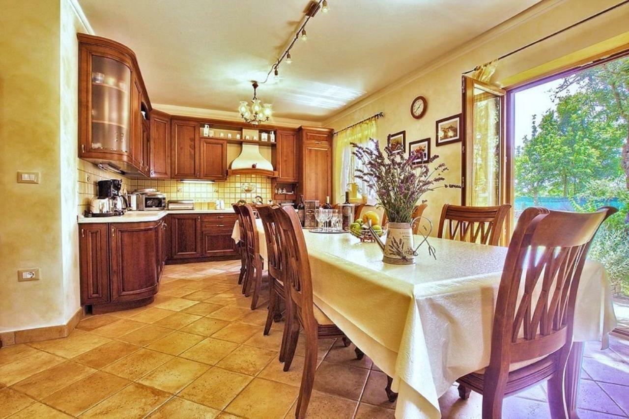Holiday Home Sarita Sisan Luaran gambar