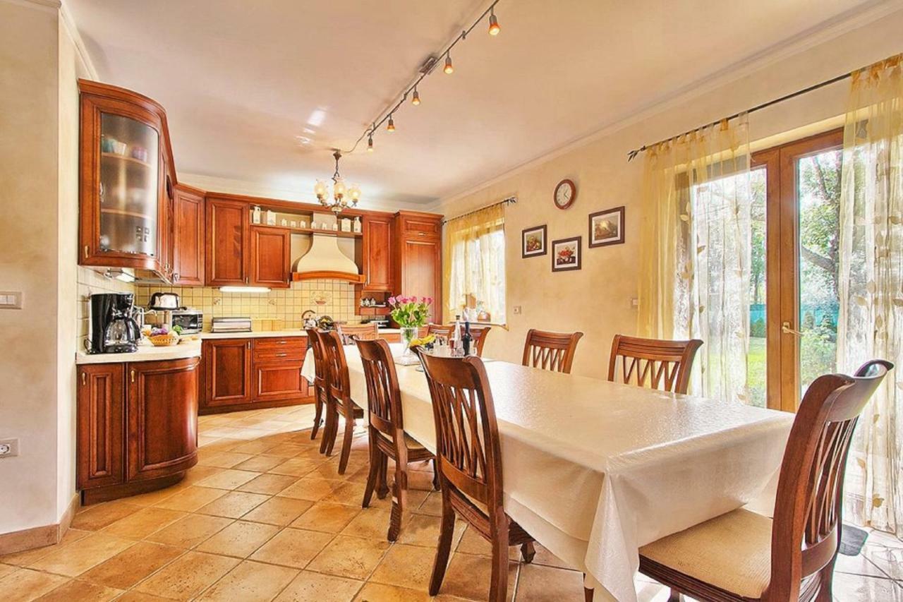 Holiday Home Sarita Sisan Luaran gambar