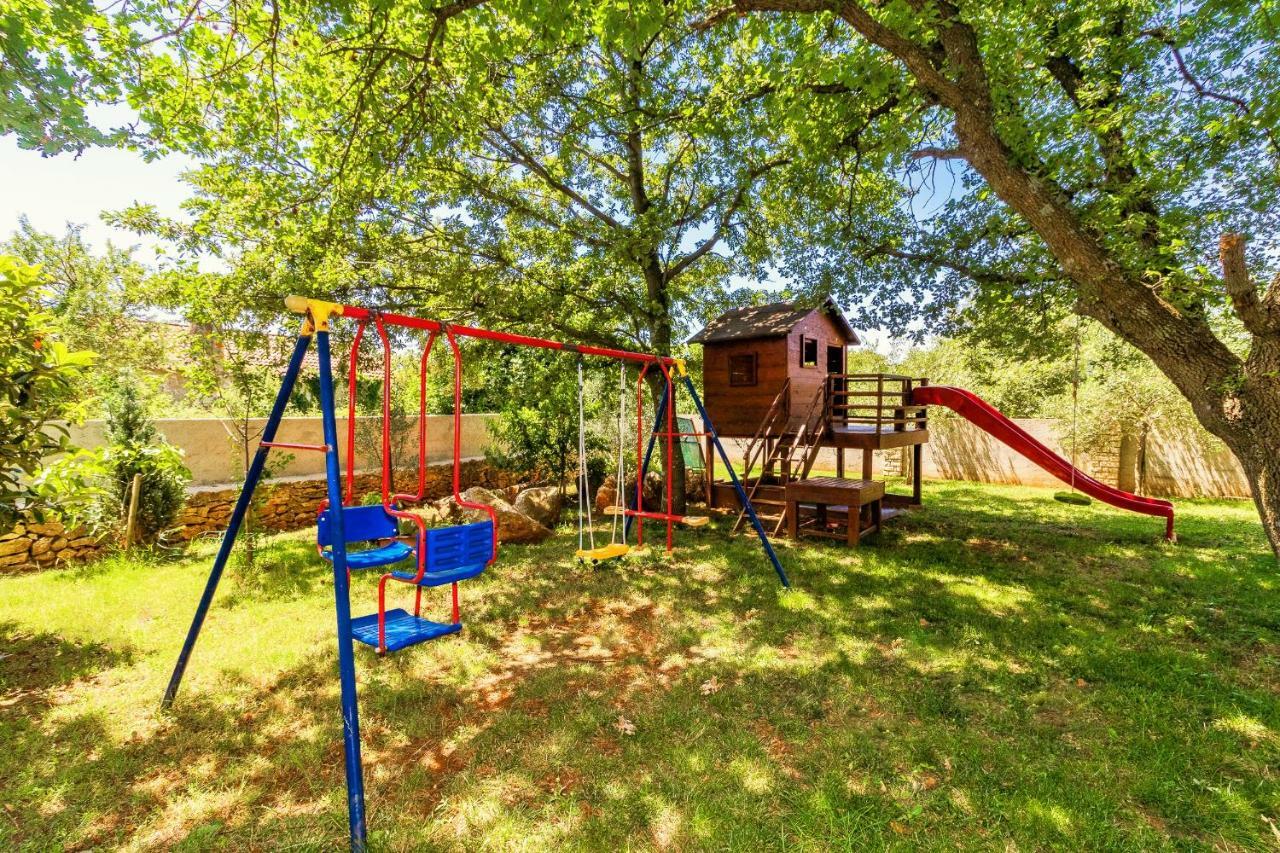 Holiday Home Sarita Sisan Luaran gambar