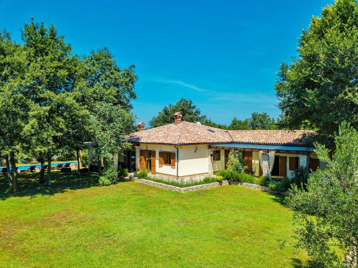 Holiday Home Sarita Sisan Luaran gambar
