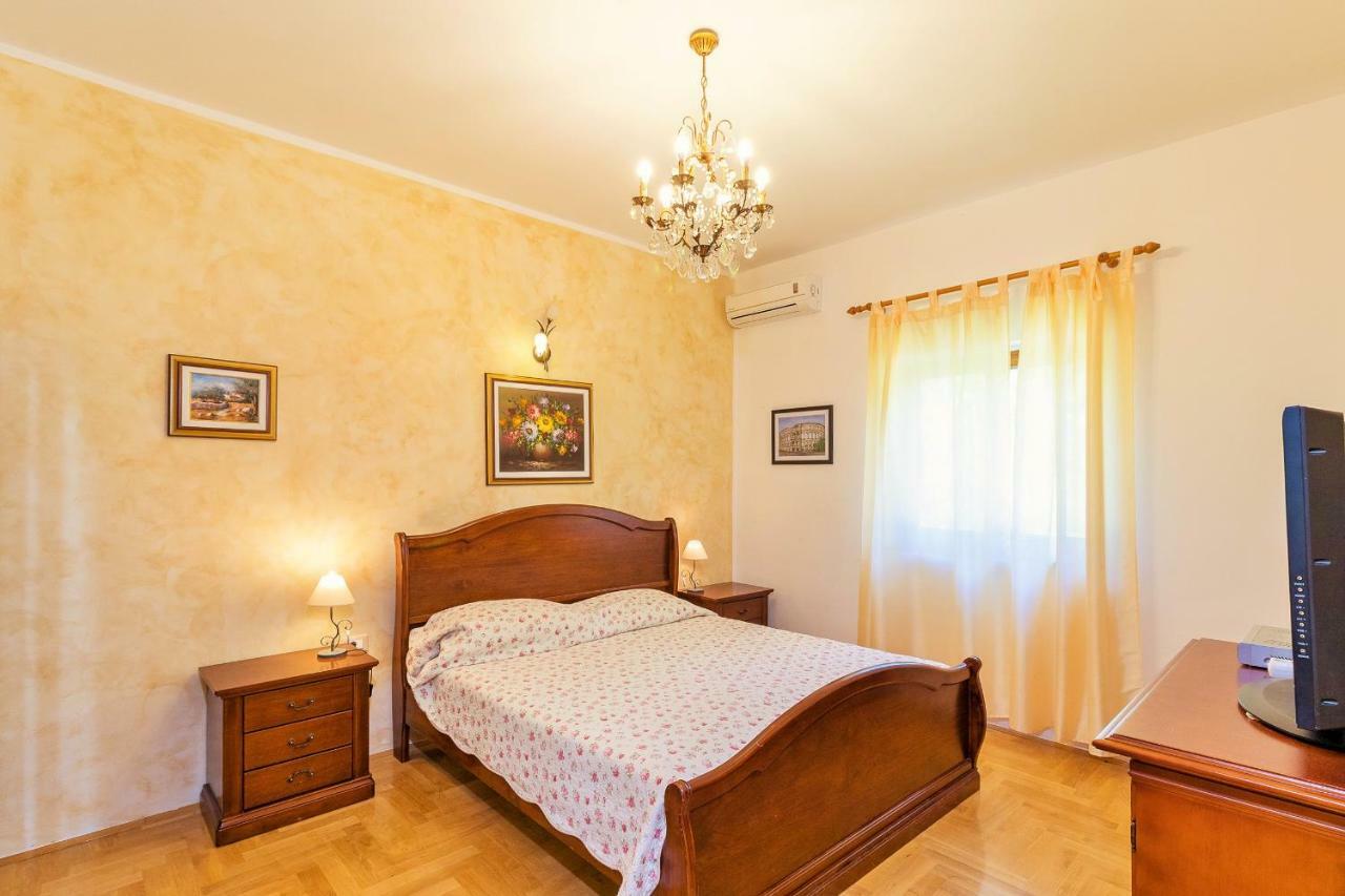 Holiday Home Sarita Sisan Luaran gambar