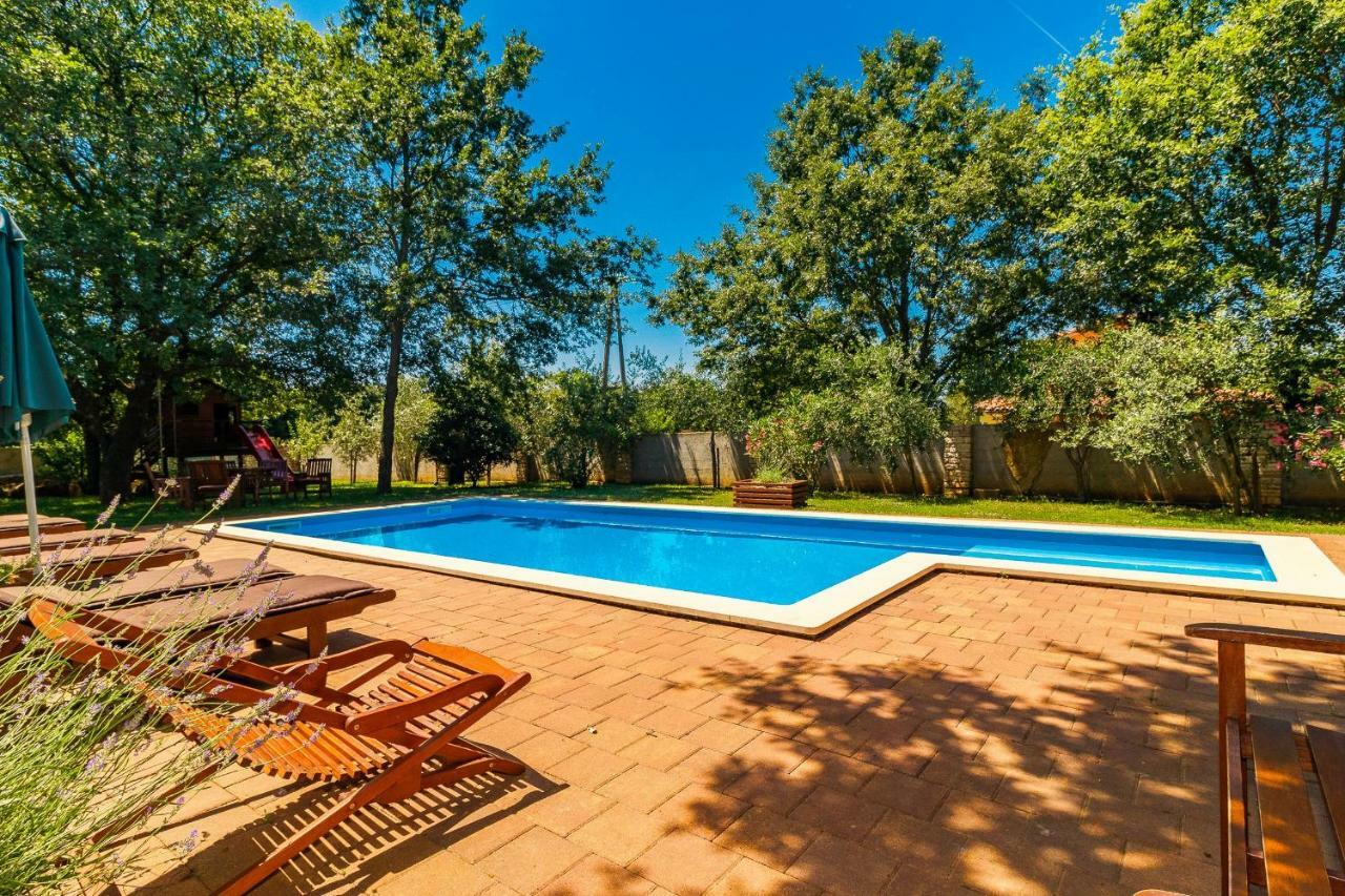 Holiday Home Sarita Sisan Luaran gambar