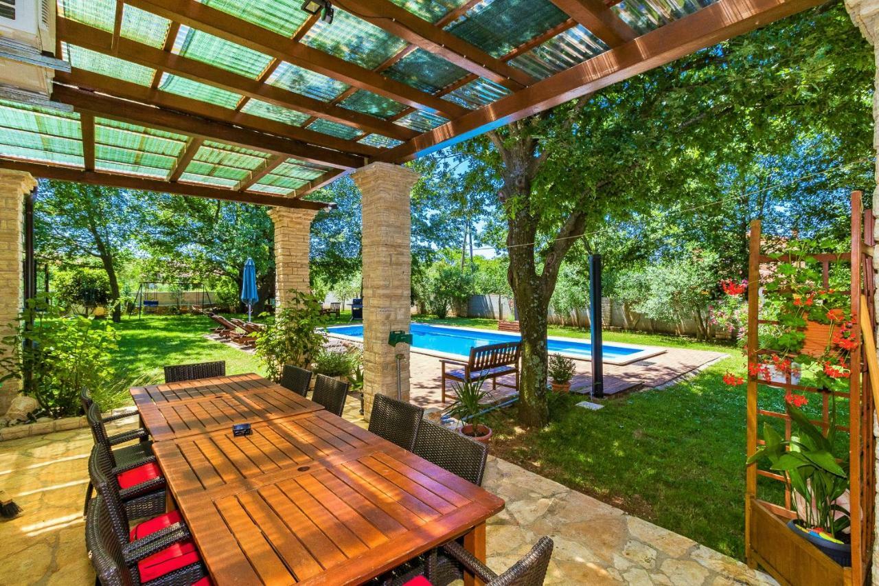 Holiday Home Sarita Sisan Luaran gambar