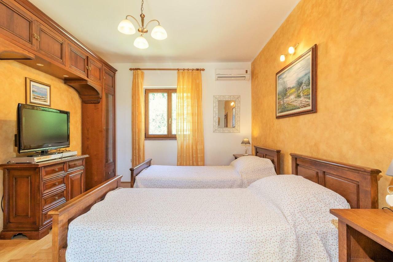 Holiday Home Sarita Sisan Luaran gambar
