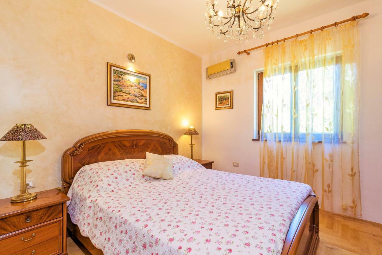 Holiday Home Sarita Sisan Luaran gambar