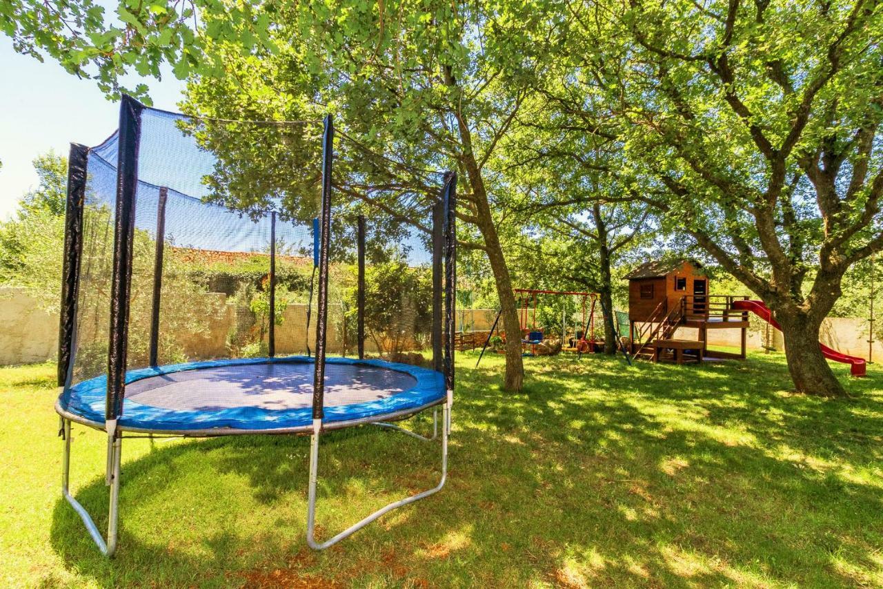 Holiday Home Sarita Sisan Luaran gambar