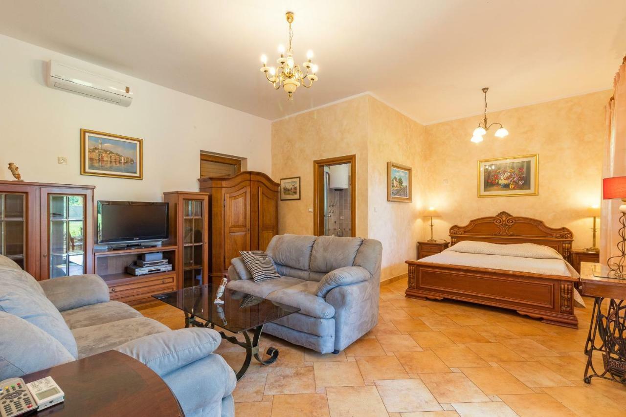 Holiday Home Sarita Sisan Luaran gambar
