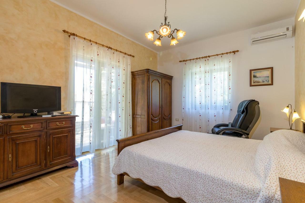 Holiday Home Sarita Sisan Luaran gambar
