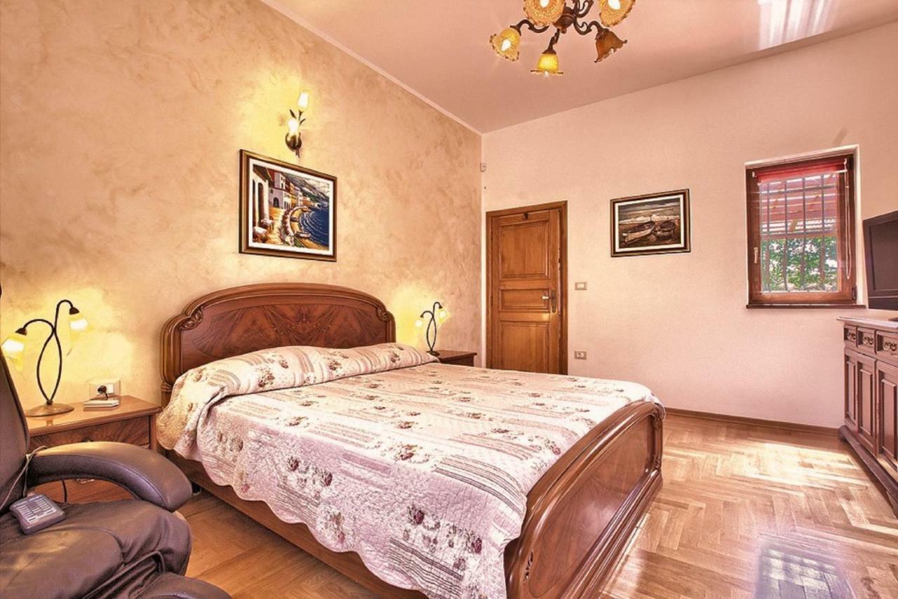 Holiday Home Sarita Sisan Luaran gambar