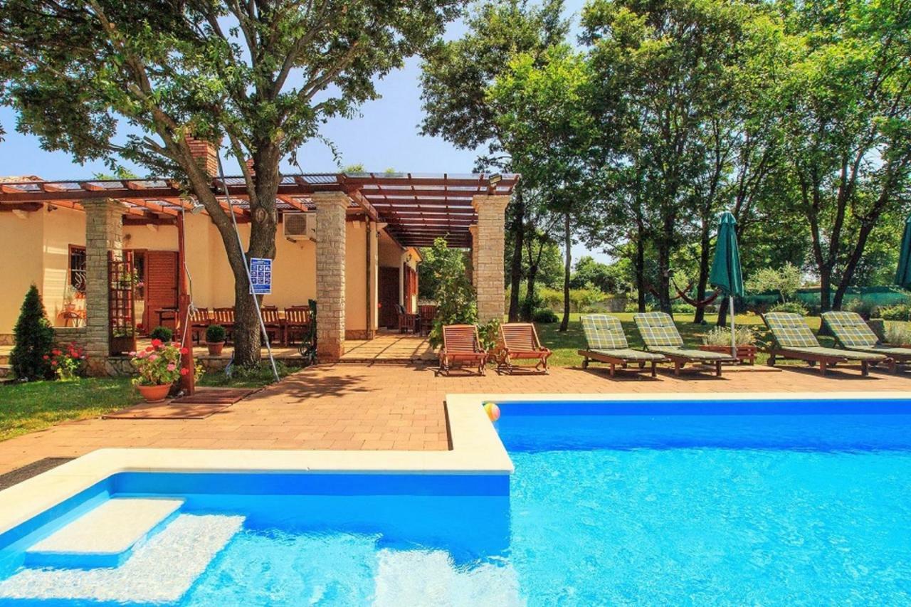 Holiday Home Sarita Sisan Luaran gambar