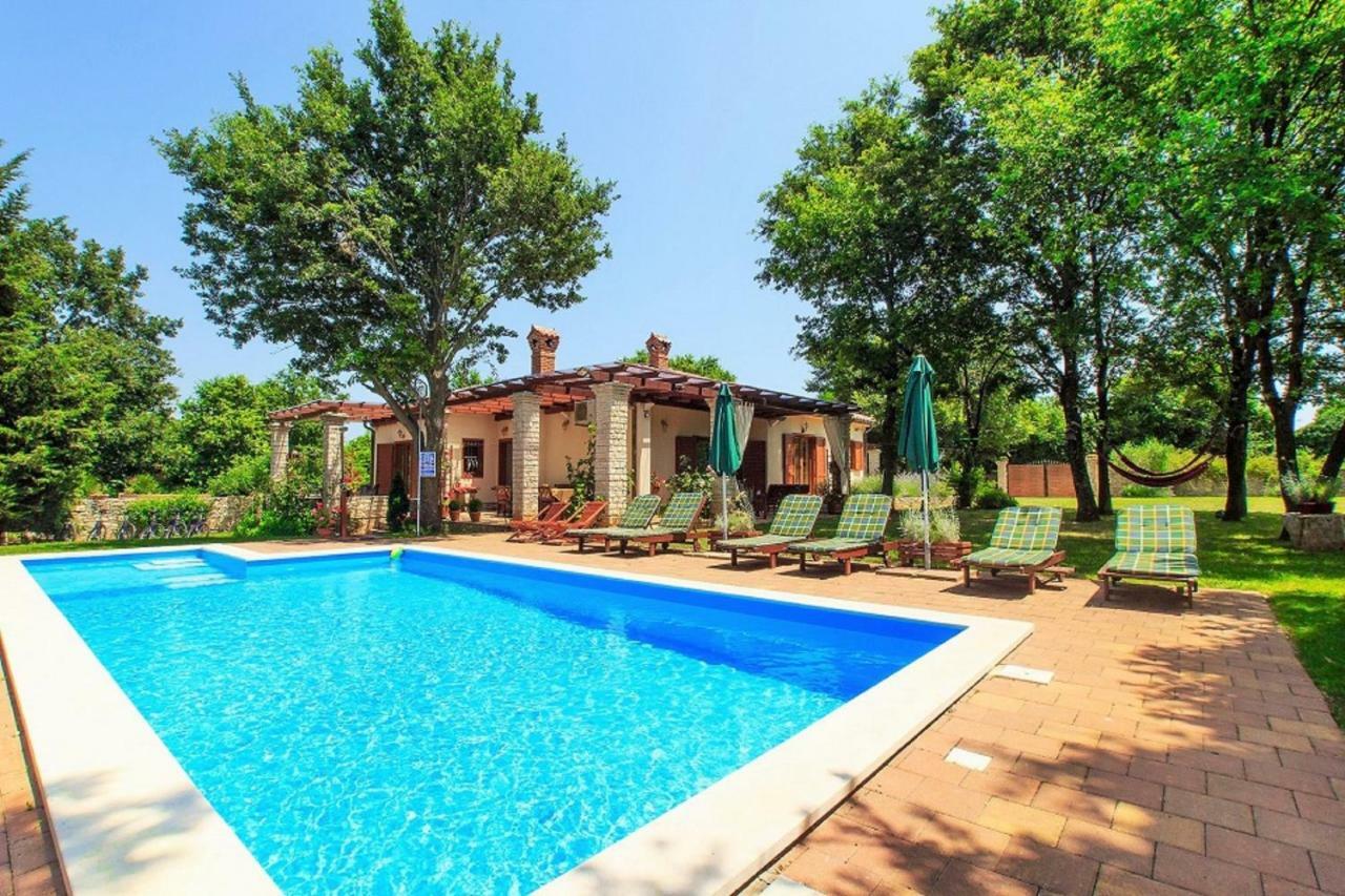 Holiday Home Sarita Sisan Luaran gambar