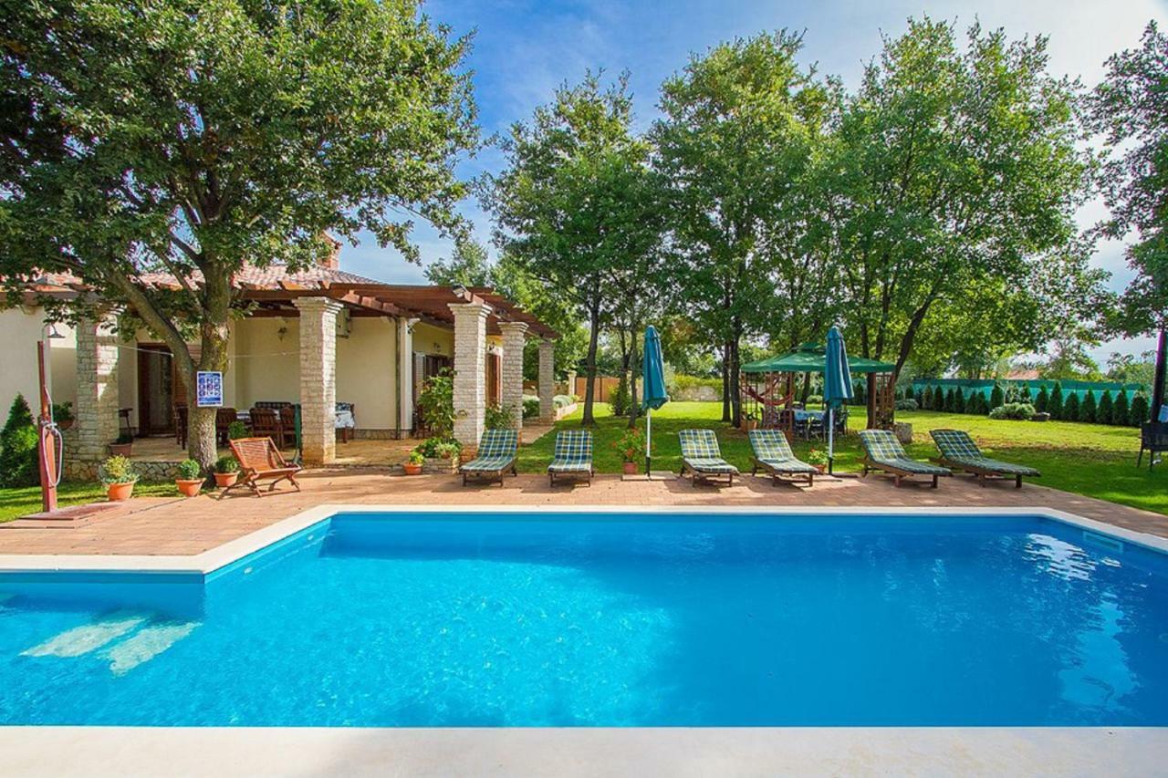 Holiday Home Sarita Sisan Luaran gambar
