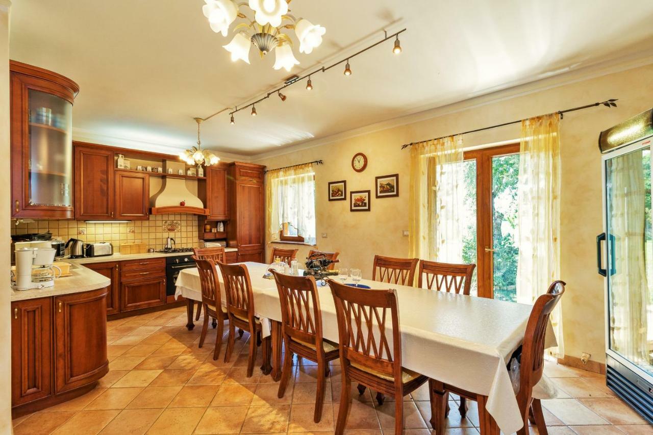Holiday Home Sarita Sisan Luaran gambar