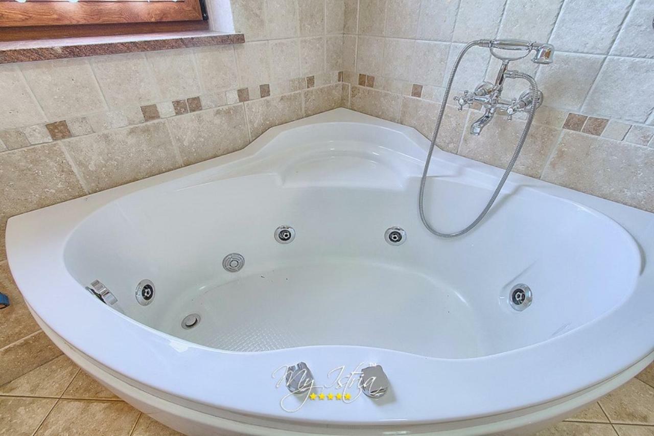 Holiday Home Sarita Sisan Luaran gambar